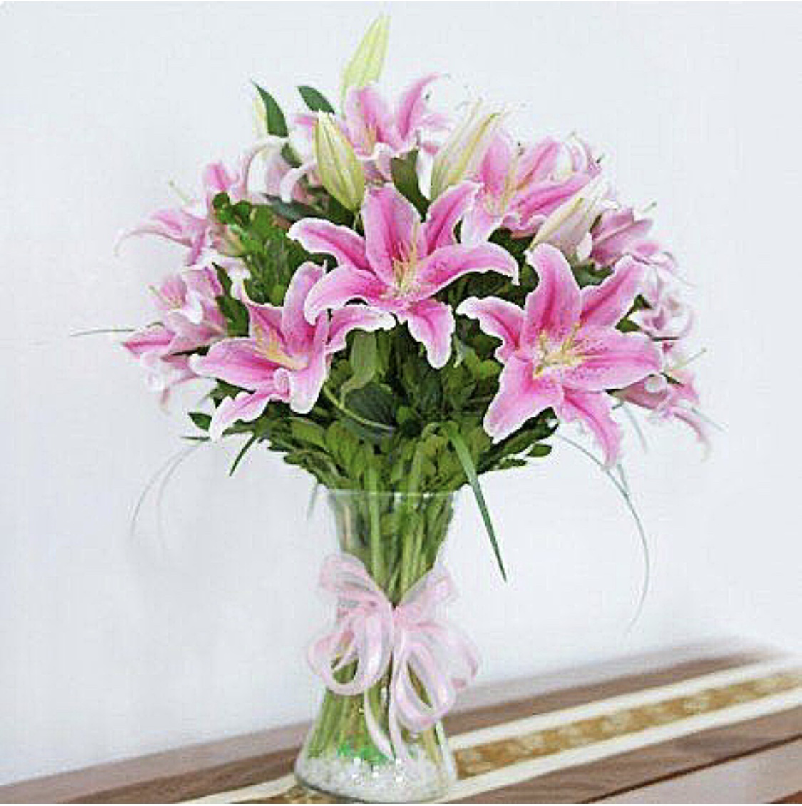 Crini roz in vaza: Lilies